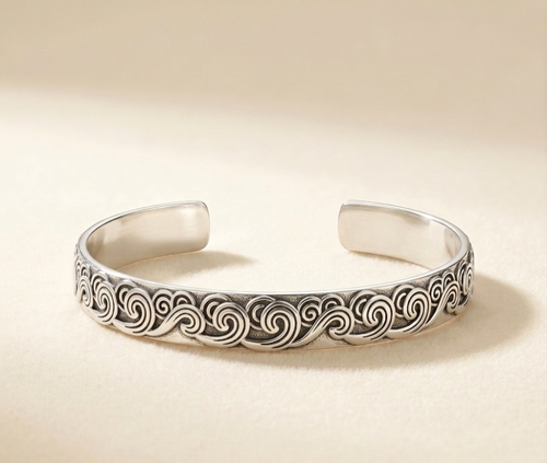 Bracelet jonc ouvert Velya avec motifs vagues gravés en acier inoxydable de couleur argenté
