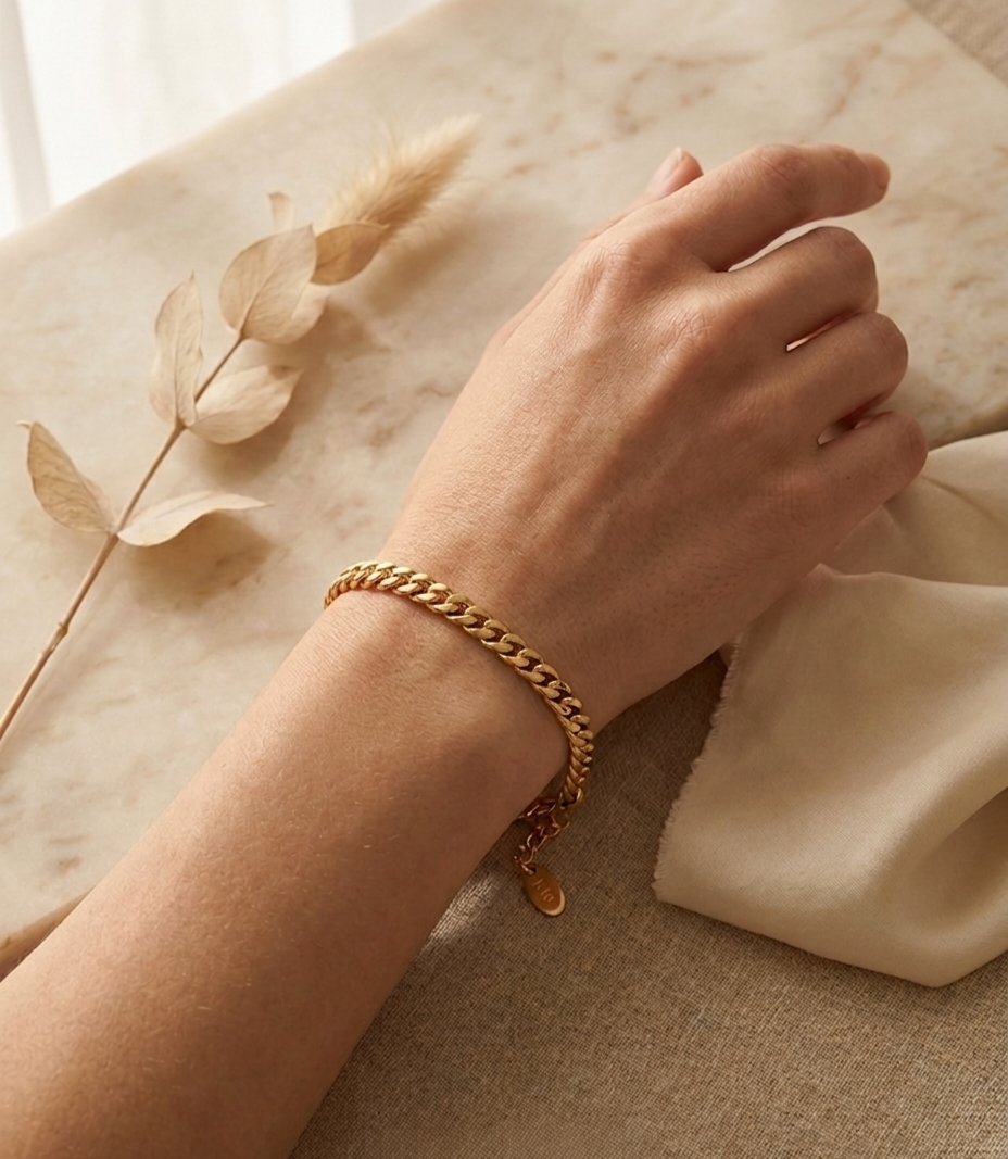 Détail de la maille cubaine dorée du bracelet Atlas porté, bijou waterproof Zyora