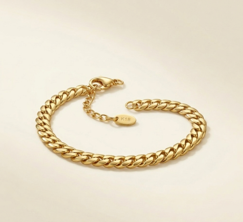 Gros plan du fermoir et du poinçon K18 du bracelet Atlas ajustable résistant à l'eau