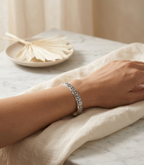 Femme portant le bracelet manchette  Velya de couleur argenté en acier inoxydable 316L au poignet style bohème chic