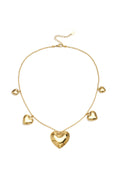 Collier avec des perles et des cœurs de formes différentes