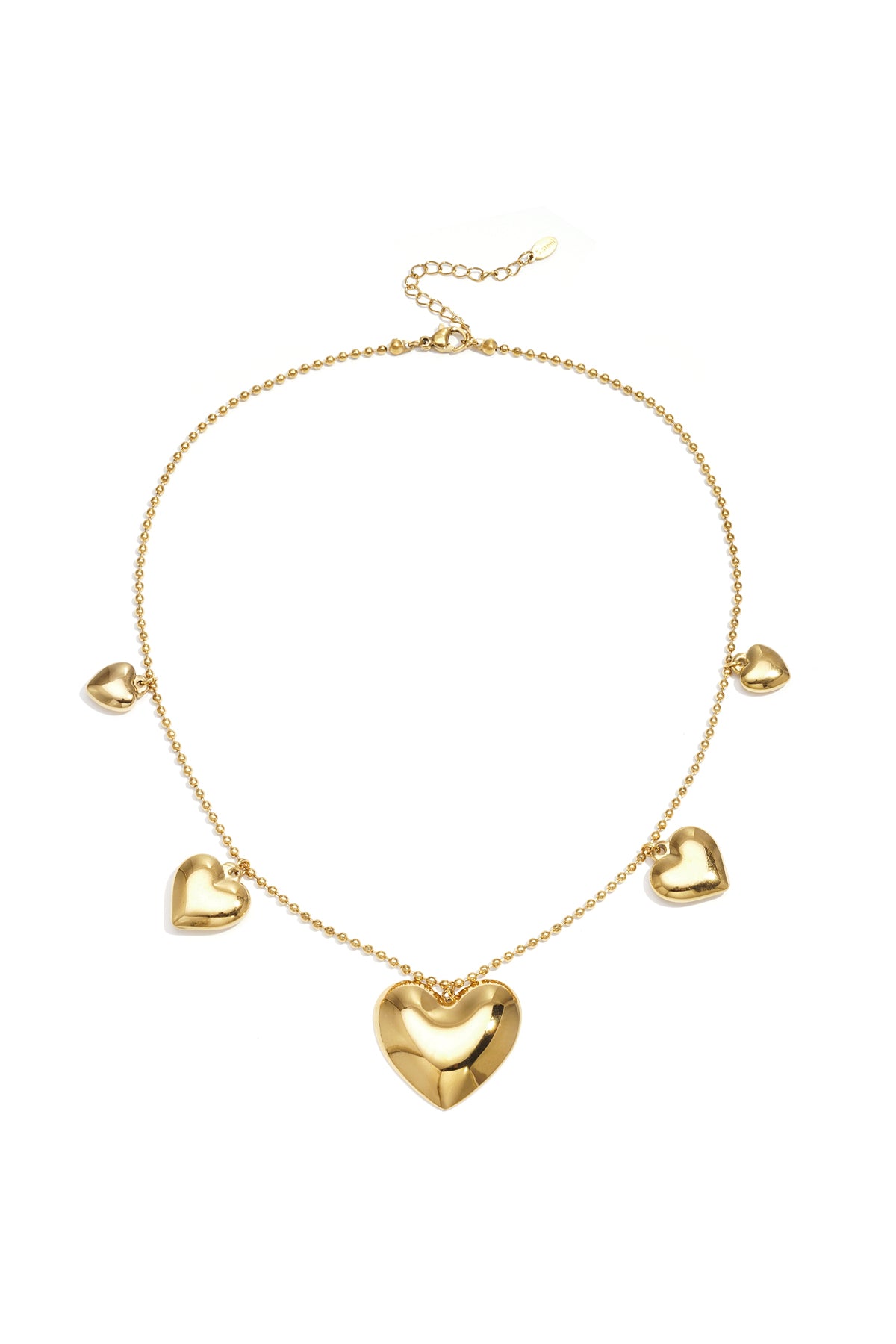 Collier avec des perles et des cœurs de formes différentes