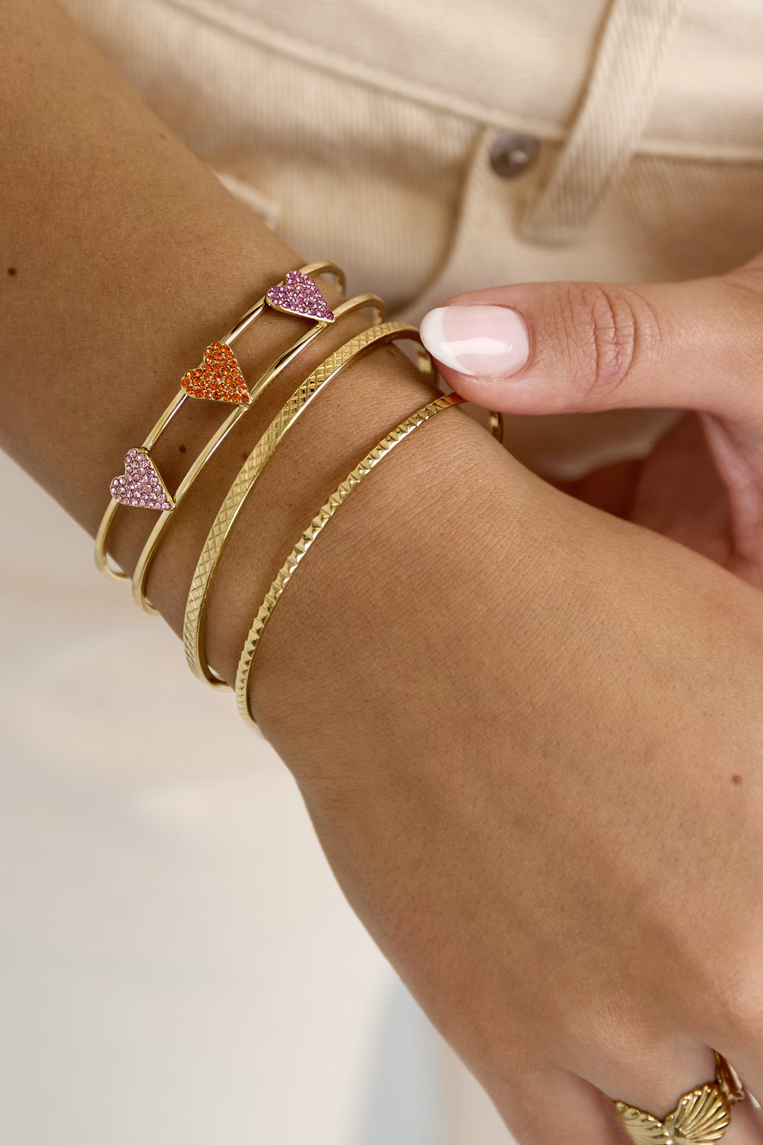 Bracelet orné de cœurs en strass