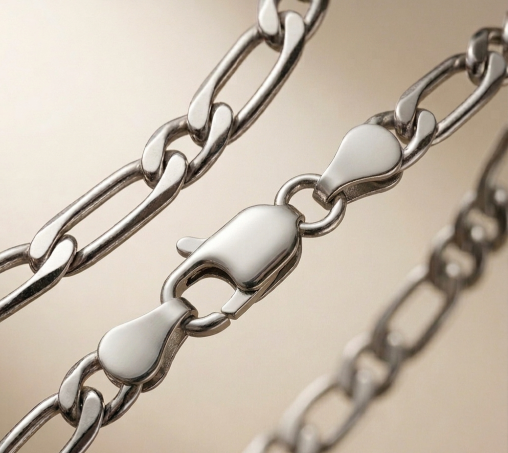 zoom sur la fermeture du ensemble homme nexo de couleur argent en acier inoxydable