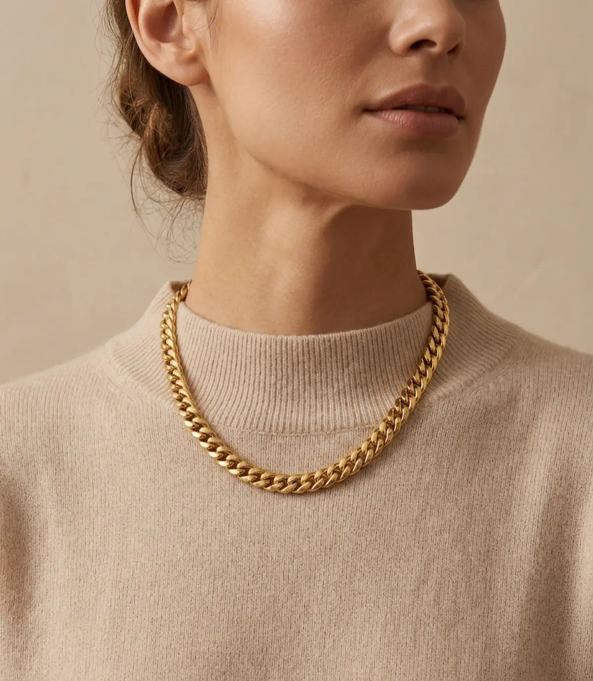 Femme élégante portant le collier doré Kairo maille cubaine épaisse de 5mm en acier inoxydable 316L Zyora