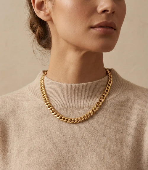 Femme élégante portant le collier doré Kairo maille cubaine épaisse de 5mm en acier inoxydable 316L Zyora