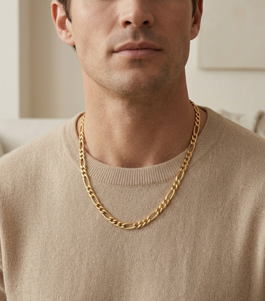 Homme portant le collier Aris doré maille Figaro couleur doré en acier inoxydable 316L de la marque zyora