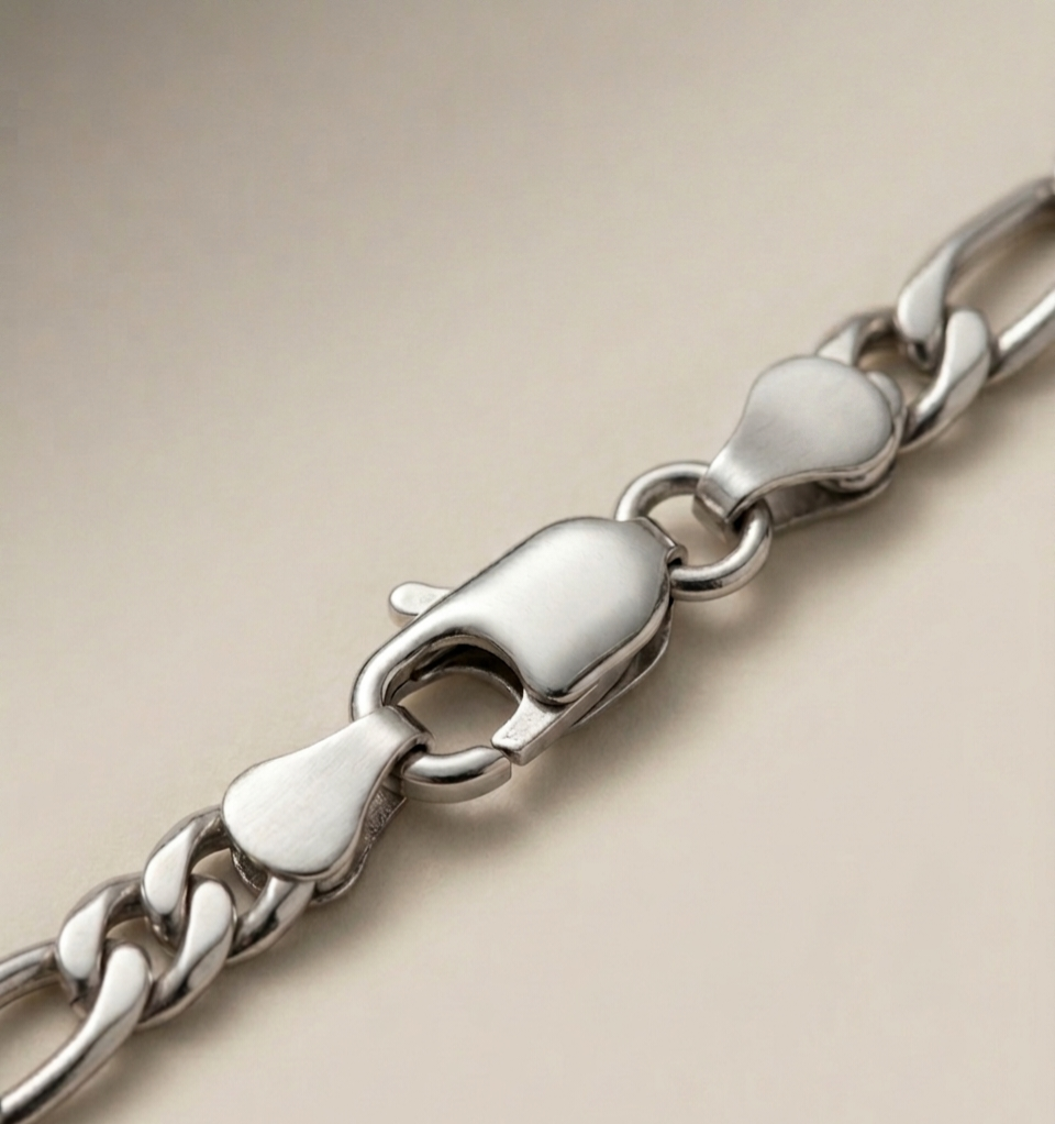 zoom sur le collier homme neris, en acier inoxydable 316L on y voit la fermeture à mousqueton. de la marque zyora