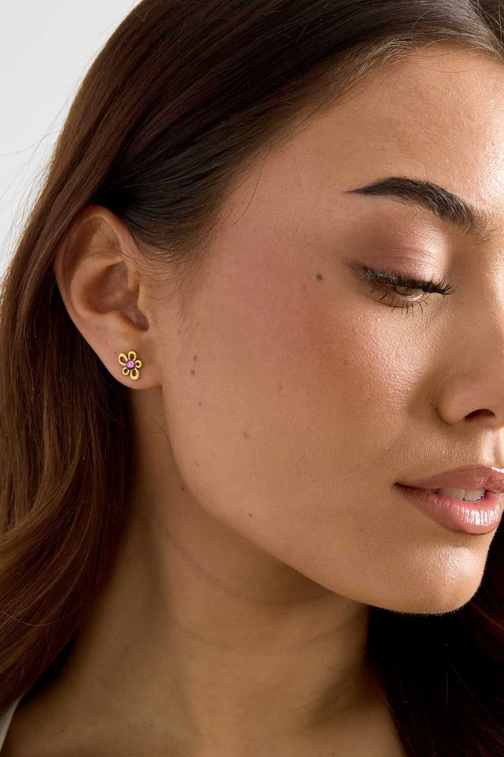 Boucles d'oreilles puces en forme de fleur avec détail en pierre