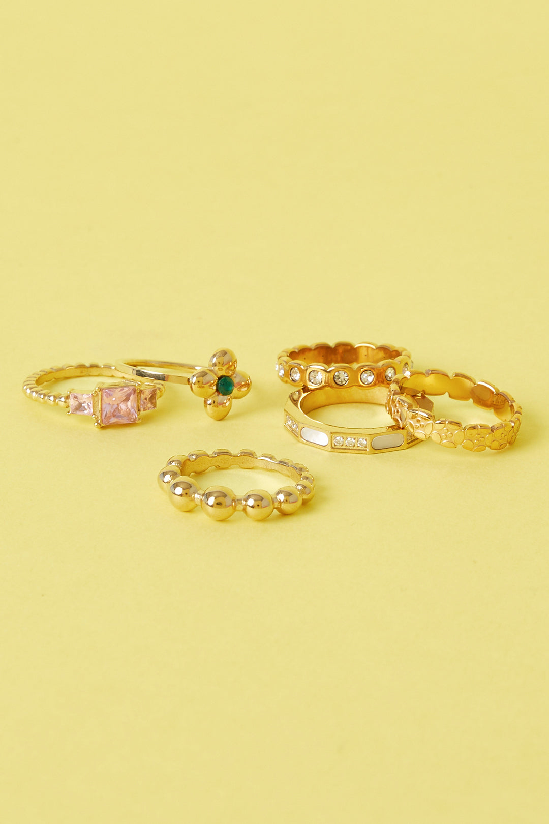 Bague imposante ornée d'un trèfle et d'une pierre