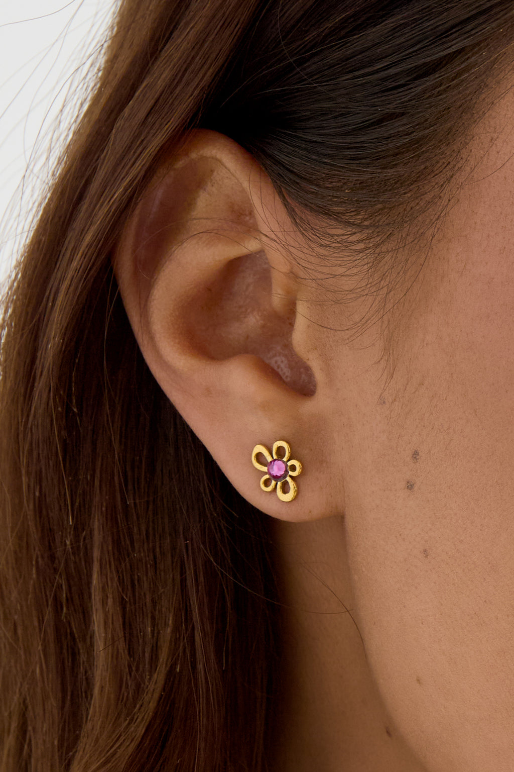 Boucles d'oreilles puces en forme de fleur avec détail en pierre