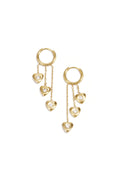 Boucles d'oreilles avec des cœurs pendants à différentes hauteurs