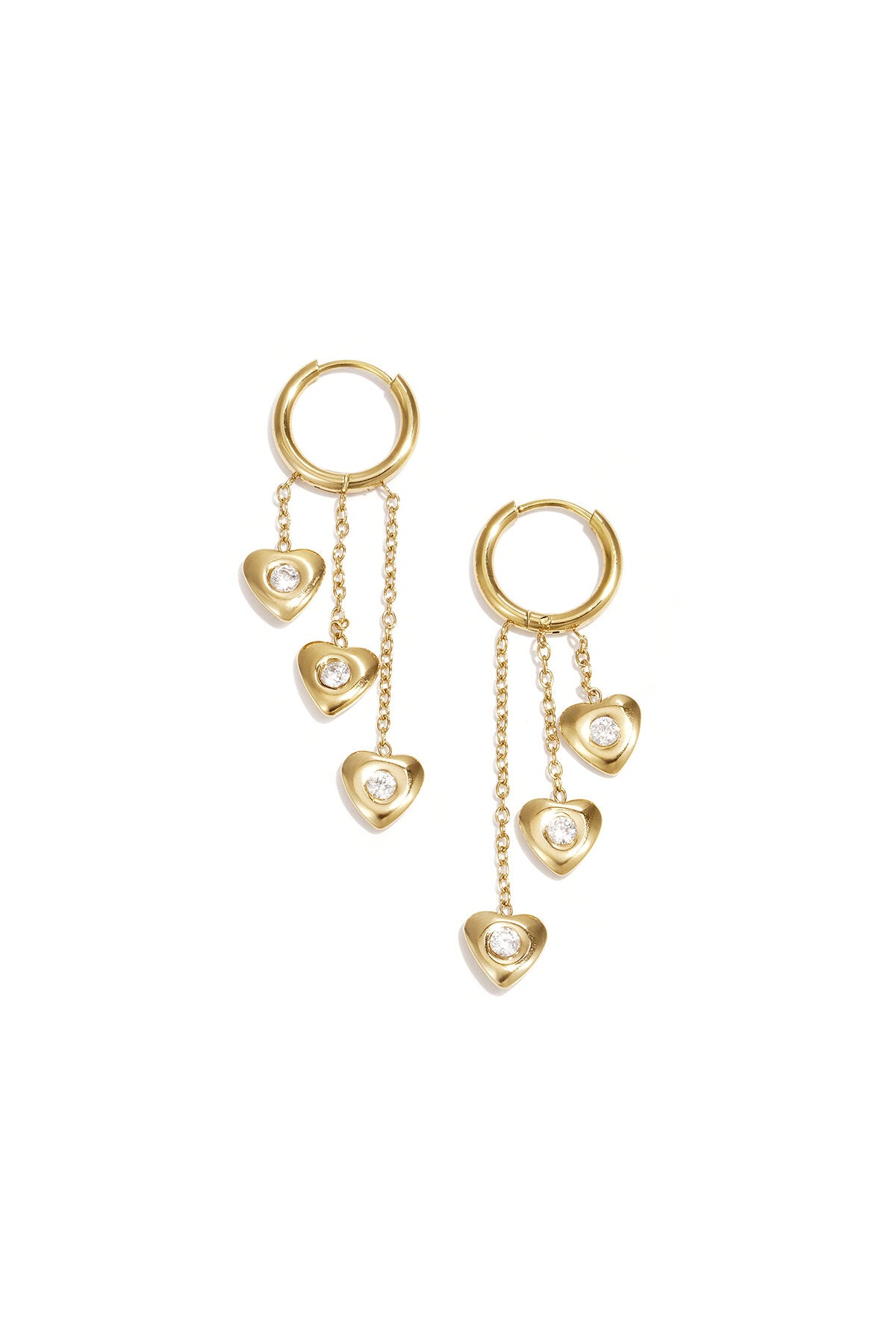 Boucles d'oreilles avec des cœurs pendants à différentes hauteurs