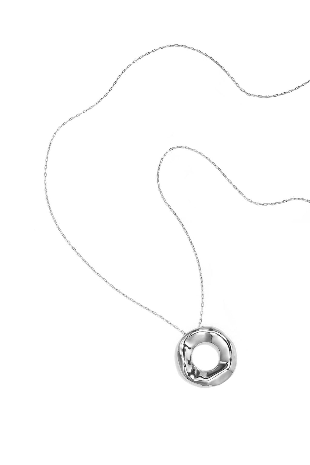 Colliers longs avec un pendentif rond à la texture granuleuse