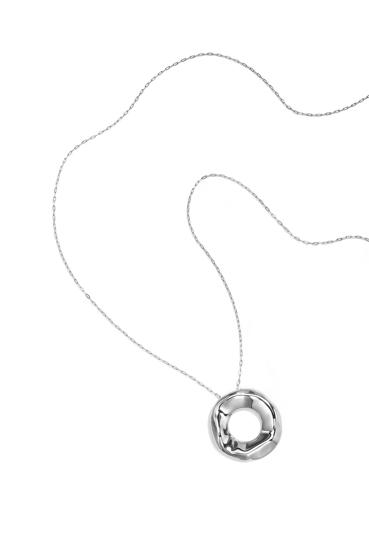Colliers longs avec un pendentif rond à la texture granuleuse