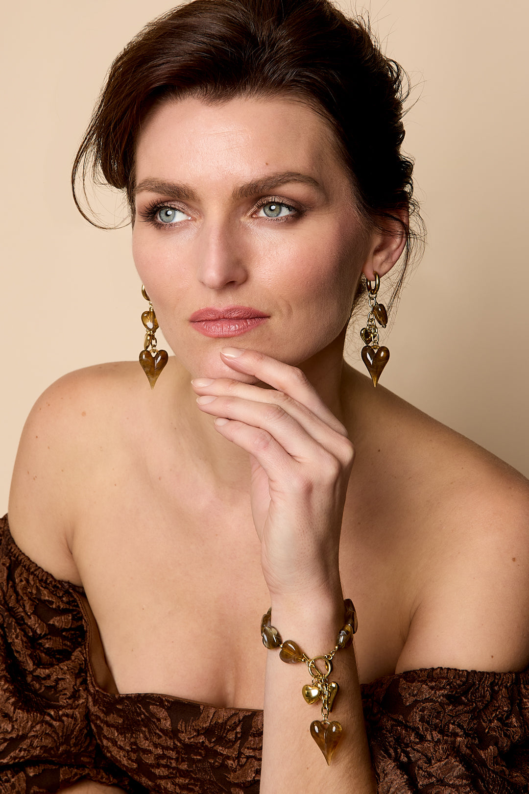 Bracelet de perles avec breloques en forme de cœur pendantes