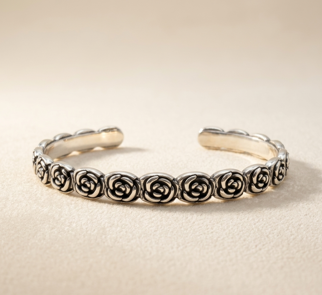 Bracelet jonc ouvert Roséa en acier inoxydable 316l de couleur argenté avec motifs de roses sculptées