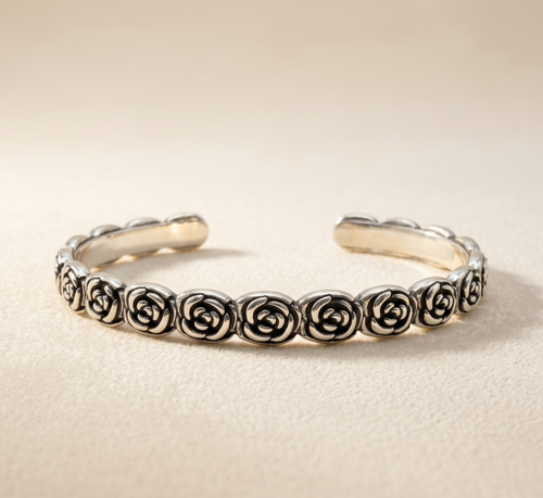Bracelet jonc ouvert Roséa en acier inoxydable 316l de couleur argenté avec motifs de roses sculptées