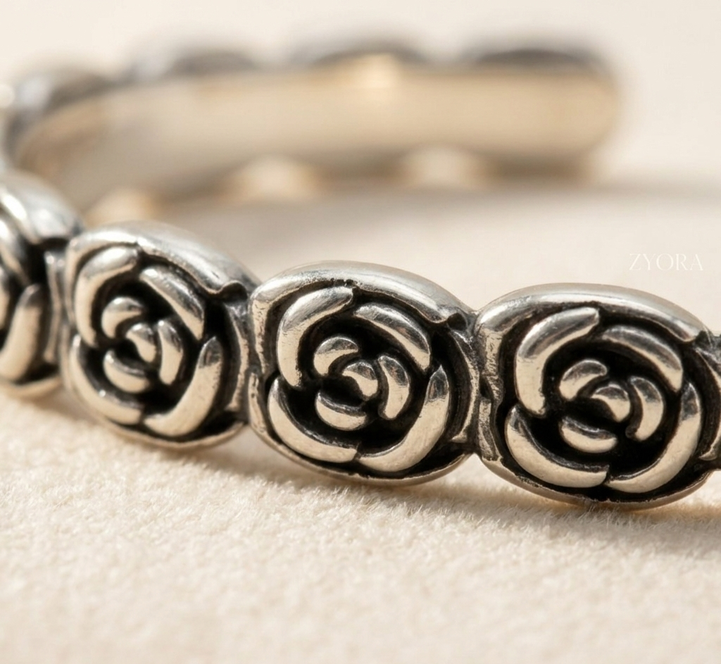 Gros plan sur les détails des roses sculptées du bracelet jonc vintage Roséa, en acier inoxydable 316L, de couleur argenté