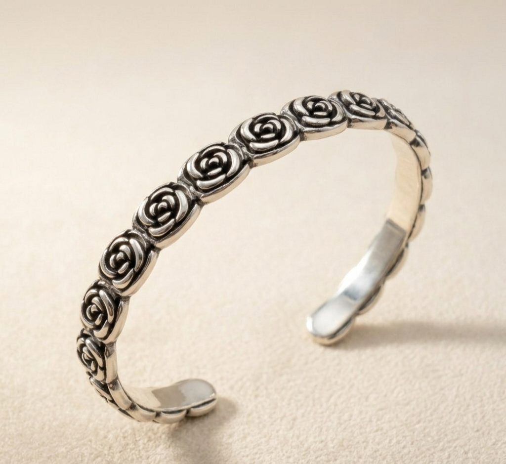 Détail de la finition et de la couleur argentée et des motifs floraux du bracelet manchette ajustable Roséa, en acier inoxydable 316L