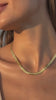 une de 3seconde de mise en scence pour mettrte en valeur un collier porter par une femme, collier varo en acier inoxydable 316L par zyora